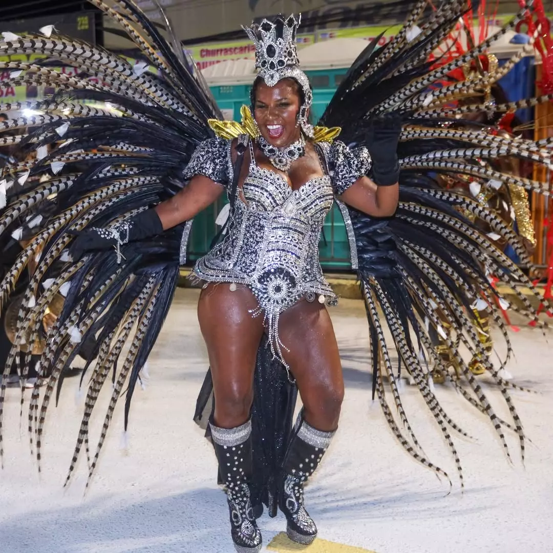 Índia Zurich será coroada rainha de bateria da Vila Santa Tereza em feijoada da escola